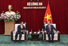 越共中央政治局委员、公安部部长苏林大将（右）与印尼国家警察副司令阿库斯-安特利延多。