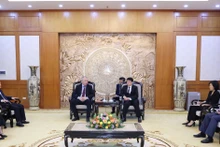 越共中央政治局委员、书记处常务书记梁强（右）会见俄联邦共产党中央委员会副主席列昂尼德·卡拉什尼科夫。