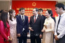 越南国会主席陈青敏和夫人与旅日越南人会面。
