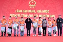国会副主席阮德海向博维特太阳能科技有限公司劳动者送上200份慰问品。