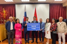 越南驻斯洛伐克大使馆象征性地接受旅居斯洛伐克越南人捐赠的17095欧元的善款。