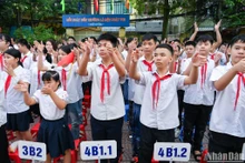 用手语唱国歌的学生的特殊开学典礼【组图】