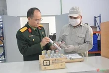 在Z129厂检查产品质量。（图片来源：人民军队报）