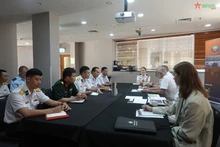 9月11日下午，皇家澳大利亚海军舰队指挥官克里斯托弗·史密斯少将礼节性会见了越南海军军种副参谋长阮曰庆少将。（图片来源：越南人民军队报）