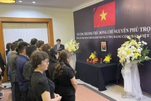 越南驻印尼大使馆为阮富仲总书记举行悼念仪式。