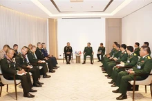 阮新疆上将会见泰国武装部队司令Songwit Noonpakdee大将。