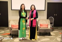新西兰越裔女议员范氏玉兰（左）与越南国会副主席阮氏清。（图片来源：越通社）