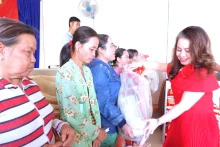 为金瓯省蝙蝠池县的谢安姜南乡和盛富乡贫困户送去春节礼物。