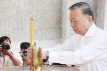 越共中央总书记苏林在宁顺省烈士陵园敬香缅怀英烈。（图片来源：越通社）