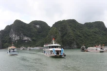 三号台风过后，载着游客前往下龙湾的游船已恢复运营。（光寿 摄）