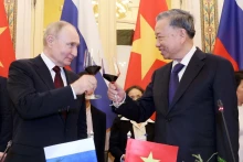 越南国家主席苏林与俄罗斯总统普京共同举杯。