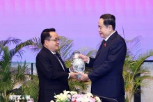 越南国会主席陈青敏向老挝国家审计署署长万塔维松·特帕占送纪念品。