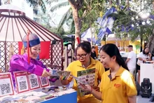 在胡志明市举行的2024年赴蒙古国路演活动上蒙古国旅游协会的旅游推介展位。