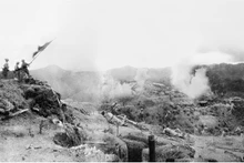 独立丘全景，1954年3月14日，在我军彻底摧毁欣蓝抵抗中心后，突击兵在敌军指挥掩体顶上高高举起胡志明主席的崇高奖项——决战决胜旗帜。图片来源：越通社