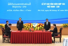 2024年1月6日，越南总理范明正与老挝人民民主共和国总理宋赛·西潘敦共同见证合作文件移交仪式。