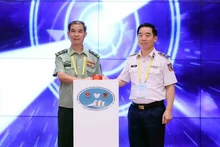 越南海警政委裴国威中将和中国海警局副政委刘厚杰少将在交流会开幕式。