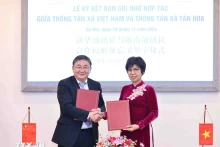 越通社社长武越庄女士和新华社副总编辑任卫东签署两家通讯社2025年合作谅解备忘录。（图片来源：越通社）
