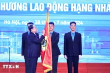 越南国会主席陈青敏将一等劳动勋章别在越南劳动总联合会传统旗帜上。