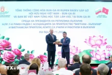 越南友好组织联合会主席潘英山向保加利亚总统拉德夫赠送纪念品。