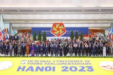 国会主席王廷惠和出席第九届全球青年议员大会的代表合影。