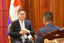 柬埔寨副首相兼外交与国际合作大臣宋金达接受越通社记者的采访。