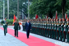 苏林总书记、国家主席苏林检阅国防学院仪仗队。