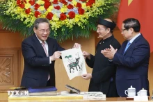越南政府总理范明正与中国国务院总理李强体验东胡画印制技艺。（图片来源：越通社）