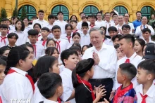 越南国家主席苏林会见人民公安子女的青少年模范代表。