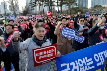2月25日，韩国医生在首尔总统府前抗议。（图片来源：路透社）