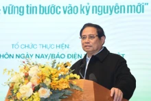 政府总理范明正与农民对话。