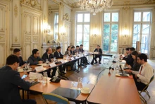 法国交通部长帕特里斯·韦格列特与越南交通运输部部长阮文胜举行工作座谈。
