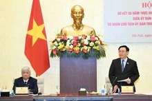 越南国会主席王廷惠与越南祖国阵线中央委员会主席杜文战共同主持会议。