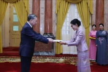 苏林总书记、国家主席接受泰国驻越南大使乌拉瓦迪·斯里菲罗米亚女士递交国书。
