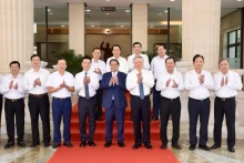 政府总理范明正同出席会议的各部门领导合影。