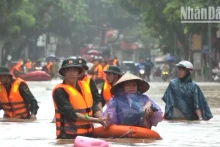 受二号台风影响，河内市出现强降雨，多条道路被水淹没。