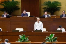 越南国家审计署审计长吴文俊回答质询。