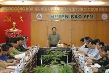 政府总理范明正在保安县与老街省和有关部门领导就该省暴雨洪水、山体滑坡救灾工作进行座谈。
