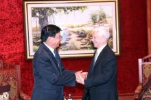 老挝人民革命党中央总书记、国家主席通伦·西苏里会见了越南前国家主席阮明哲。