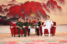越南国防部长潘文江与中国国防部长董军。