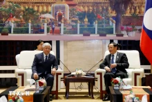 老挝政府总理宋赛·西潘敦会见越南祖国阵线中央委员会主席杜文战。