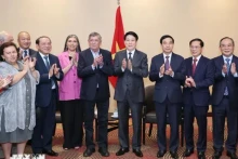 越南国家主席梁强会见智利共产党主席劳塔罗·卡莫纳。
