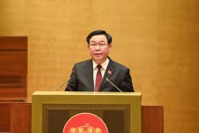 越南国会主席王廷惠主持召开财政、外交领域专题质询会。