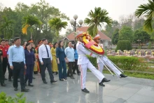 国家代主席武氏映春在A1烈士陵园奠边府战场烈士祠堂进香。