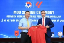 越南足球联合会同西班牙足球甲级联赛组委会代表合影。