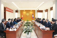 越南国会副主席陈光方上将同老挝国会副主席苏冯·良本米举行会谈。