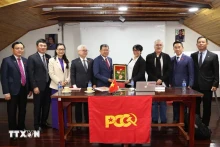 越南国会对外委员会代表团与哥伦比亚共产党领导人合影留念。