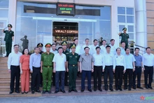 国会主席王廷惠同木排国际口岸工作人员合影。（图片来源：人民军队报）