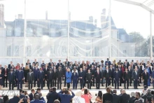 苏林总书记、国家主席与法国总统马克龙和各国代表团团长合影。