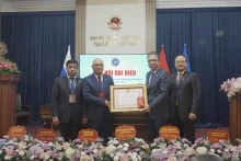 各位代表与旅俄越南人联合会成员合影留念。