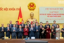 国会主席陈青敏会见越南驻外大使和代表机构首席代表。